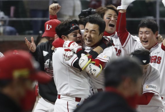 [인천=뉴시스] 정병혁 기자 = 7일 인천 SSG랜더스필드에서 열린 2022 KBO 한국시리즈 5차전 키움 히어로즈와 SSG 랜더스의 경기, 9회말 무사 주자 1, 3루 상황 SSG 김강민 끝내기 홈런으로 인해 5대4로 역전 승리한 SSG 김강민, 추신수가 기뻐하고 있다. 2022.11.07. jhope@newsis.com