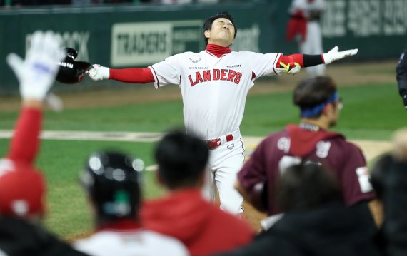 [인천=뉴시스] 이영환 기자 = 7일 인천 SSG랜더스필드에서 열린 2022 KBO 한국시리즈 5차전 키움 히어로즈와 SSG 랜더스의 경기, 9회말 무사 1,3루에서 SSG 김강민이 끝내기 스리런 홈런을 날린 후 기뻐하고 있다. 2022.11.07. 20hwan@newsis.com