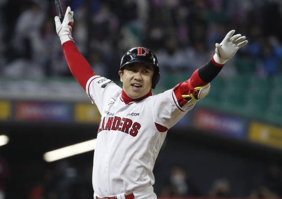 [인천=뉴시스] 정병혁 기자 = 7일 인천 SSG랜더스필드에서 열린 2022 KBO 한국시리즈 5차전 키움 히어로즈와 SSG 랜더스의 경기, 9회말 무사 주자 1, 3루 상황 SSG 김강민이 끝내기 홈런을 친 뒤 기뻐하고 있다. 2022.11.07. jhope@newsis.com