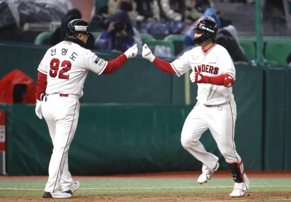 [인천=뉴시스] 정병혁 기자 = 7일 인천 SSG랜더스필드에서 열린 2022 KBO 한국시리즈 5차전 키움 히어로즈와 SSG 랜더스의 경기, 8회말 1사 주자 1루 상황 SSG 최정이 2점 홈런을 친 뒤 그라운드를 돌고 있다. 2022.11.07. jhope@newsis.com