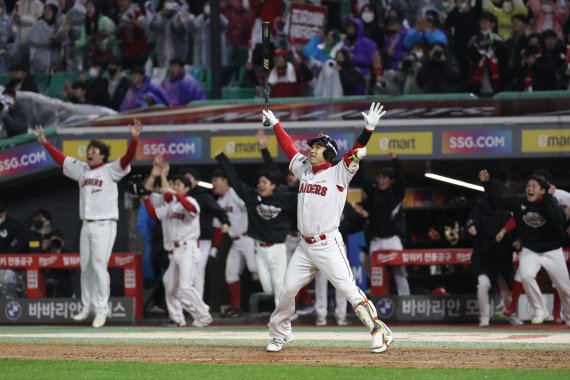 [인천=뉴시스] 김금보 기자 = 7일 인천 SSG랜더스필드에서 열린 2022 KBO 한국시리즈 5차전 키움 히어로즈와 SSG 랜더스의 경기, 9회말 무사 주자 1, 3루 상황 SSG 김강민이 끝내기 홈런을 친 뒤 기뻐하고 있다. 2022.11.07. kgb@newsis.com