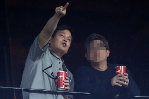 [인천=뉴시스] 이영환 기자 = 7일 인천 SSG랜더스필드에서 열린 2022 KBO 한국시리즈 5차전 키움 히어로즈와 SSG 랜더스의 경기, 9회초 SSG 정용진 구단주가 경기를 지켜보고 있다. 2022.11.07. 20hwan@newsis.com