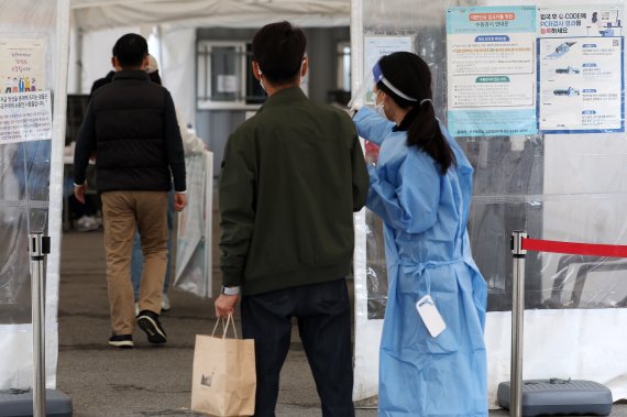 7일 오후 서울 중구 서울역광장에 마련된 임시선별검사소에서 시민들이 검사를 받기 위해 이동하고 있다. 뉴시스 제공