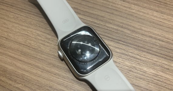 애플워치 뒷면에 들어간 온도 측정 센서. 2022.11.07. 오현주 기자