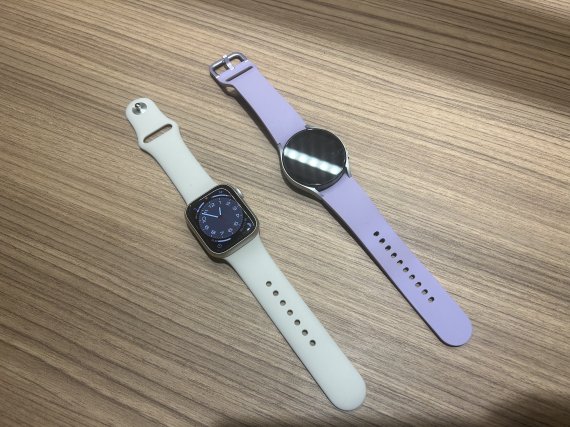 애플워치8(왼쪽)과 갤럭시워치5(오른쪽). 2022.11.08. 오현주 기자