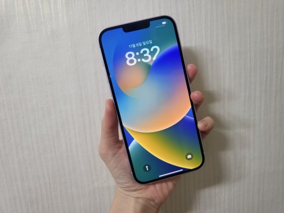 'M자형 노치'가 적용된 아이폰14 플러스. 2022.11.08. 오현주 기자