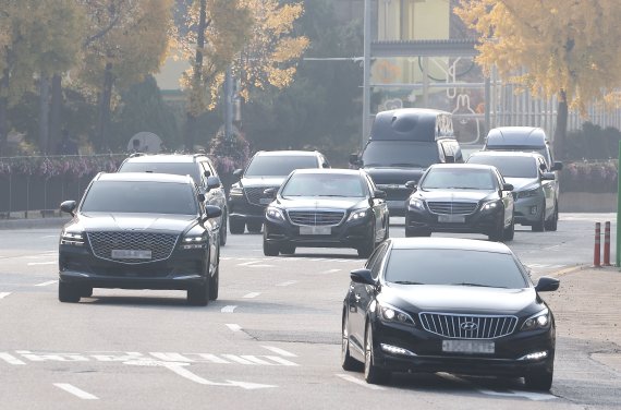 한남동 관저 나서는 윤 대통령 차량 (서울=연합뉴스) 류영석 기자 = 서초동 사저에서 한남동 대통령 관저로 이사를 마친 윤석열 대통령이 8일 오전 서울 용산구 한남동 관저에서 차량을 이용해 출근하고 있다. 2022.11.8 ondol@yna.co.kr (끝) /사진=연합 지면화상