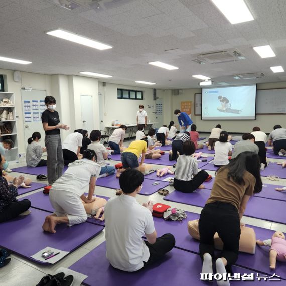 부천시 응급처치교육 참가자 심폐소생술 실습. 사진제공=부천시