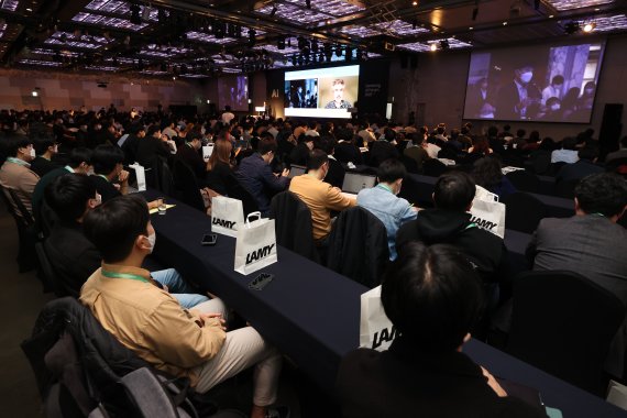 8일 오전 서울 강남구 인터컨티넨탈 서울코엑스에서 열린 '삼성 AI 포럼 2022'에 참석한 청중들이 강연을 듣고 있다. 연합뉴스