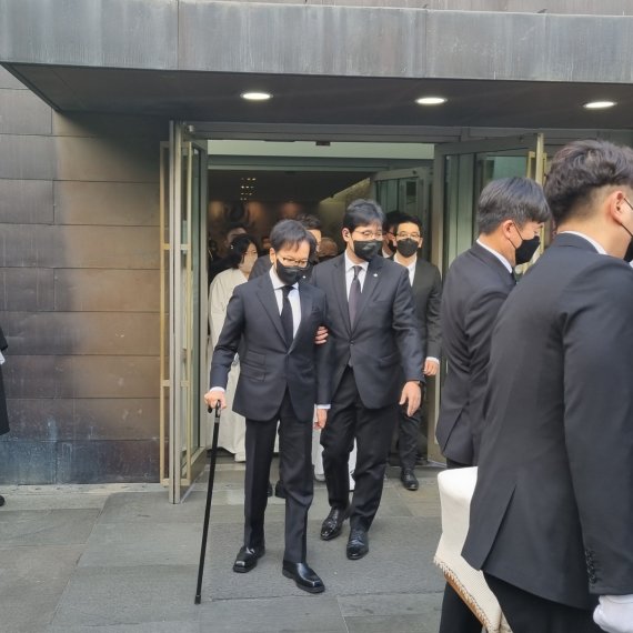 [서울=뉴시스] 이재현 회장은 지팡이를 짚고 굳은 표정으로 운구 행렬을 뒤따랐다. 이선호 CJ제일제당 경영리더는 고모 이미경 CJ그룹 부회장을 부축하며 이동하고 있다. 이재환 재산홀딩스 회장과 손경식 CJ그룹 회장도 고인의 마지막 가는길을 배웅했다