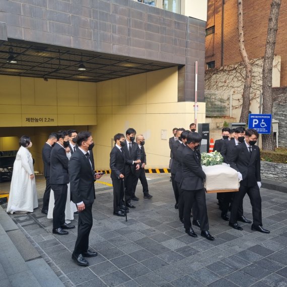 [서울=뉴시스] 이재현 회장은 지팡이를 짚고 굳은 표정으로 운구 행렬을 뒤따랐다. 이선호 CJ제일제당 경영리더는 고모 이미경 CJ그룹 부회장을 부축하며 이동하고 있다. 이재환 재산홀딩스 회장과 손경식 CJ그룹 회장도 고인의 마지막 가는길을 배웅했다
