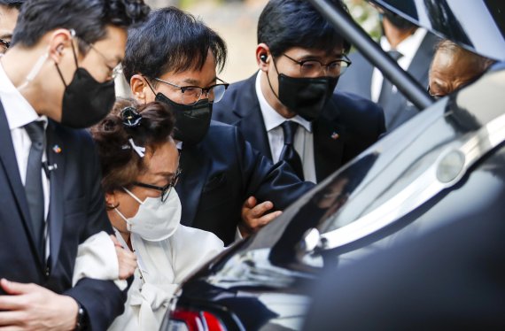 [서울=뉴시스] 정병혁 기자 = 8일 서울 중구 CJ인재원에서 엄수된 이재현 CJ그룹 회장의 모친 고 손복남 CJ 고문의 발인식에서 이재현 CJ그룹 회장과 이미경 CJ부회장이 인사를 하고있다. 2022.11.08. jhope@newsis.com