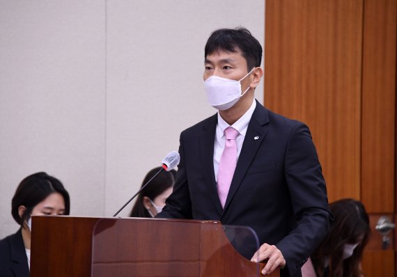 [서울=뉴시스] 고범준 기자 = 이복현 금융감독원장이 11일 서울 여의도 국회에서 열린 정무위원회의 금융감독원 국정감사에서 인사말을 하고 있다. (공동취재사진) 2022.10.11. photo@newsis.com