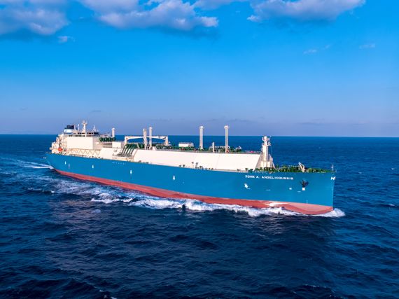 대우조선해양의 최신 기술인 축발전기와 공기윤활시스템이 적용된 LNG운반선의 항해 모습. 대우조선해양 제공
