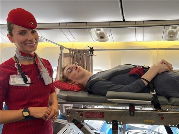 '키 215cm' 세계 최장신 여성, 생애 첫 비행한 모습 보니