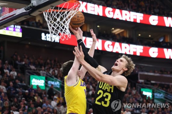 골밑 돌파하는 유타의 라우리 마카넨 Nov 7, 2022; Salt Lake City, Utah, USA; Utah Jazz forward Lauri Markkanen (23) is fouled by Los Angeles Lakers guard Austin Reaves (15) in the second quarter at Vivint Arena. Mandatory Credit: Rob Gray-USA TODAY Sports