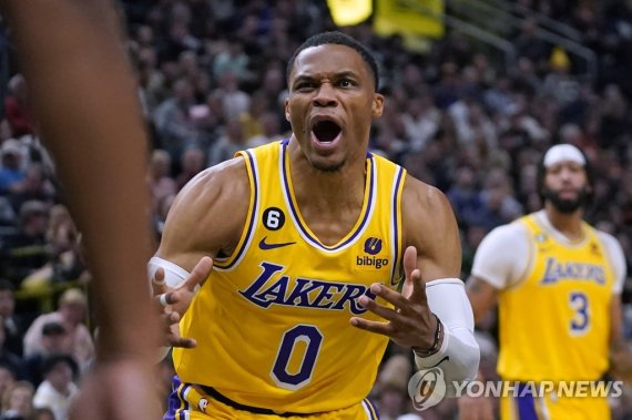 레이커스의 러셀 웨스트브룩 Los Angeles Lakers guard Russell Westbrook (0) reacts after being call for a foul during the second half of the team's NBA basketball game against the Utah Jazz on Monday, Nov. 7, 2022, in Salt Lake City. (AP Photo/Rick Bowmer)