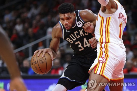 시즌 첫 패배를 당한 밀워키의 야니스 아데토쿤보 Nov 7, 2022; Atlanta, Georgia, USA; Milwaukee Bucks forward Giannis Antetokounmpo (34) is defended by Atlanta Hawks forward Jalen Johnson (1) in the fourth quarter at State Farm Arena. Mandatory Credit: Brett Davis-USA TODAY Sports