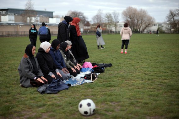 영국 런던의 한 여성 축구팀 무슬림 선수들이 지난해 4월 3일(현지시간) 킹조지공원 축구장에서 연습 경기에 앞서 기도를 하고 있다. 영국 통계청에 따르면 잉글랜드와 웨일스 지방에서 기독교도는 더 이상 인구의 과반을 차지하지 못한다. 로이터뉴스1