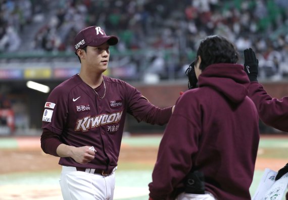 [인천=뉴시스] 김금보 기자 = 7일 인천 SSG랜더스필드에서 열린 2022 KBO 한국시리즈 5차전 키움 히어로즈와 SSG 랜더스의 경기, 6회말 2사 만루 실점위기를 넘긴 키움 선발 안우진이 더그아웃으로 들어오고 있다. 2022.11.07. kgb@newsis.com
