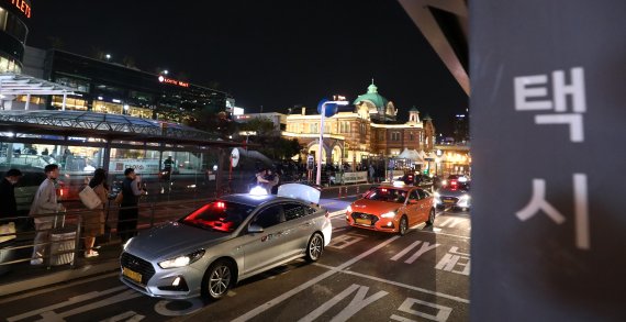 지난 10월 26일 오후 서울 중구 서울역 택시승강장에서 승객들이 택시를 기다리고 있다. 뉴시스