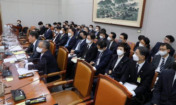 대통령실 '웃기고 있네' 메모… 野 