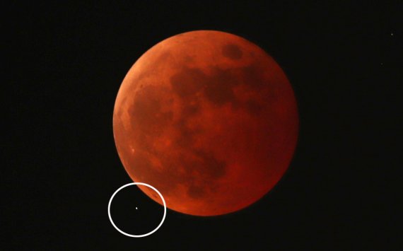 개기월식이 진행된 8일 인천 중구에서 바라본 달의 왼쪽 하단에 천왕성(흰색 동그라미)이 보이고 있다. 천왕성은 이후 달에 가려 보이지 않았다. 달이 천왕성을 가리는 '천왕성 엄폐'의 경우 2015년 1월 25일 이후 약 7년 반 만에 일어났다. 뉴스1