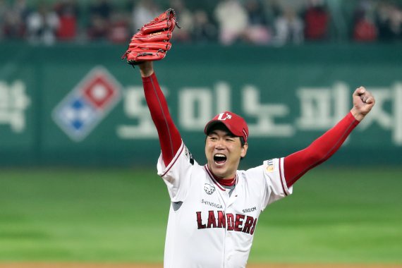 8일 오후 인천시 미추홀구 SSG 랜더스필드에서 열린 프로야구 '2022 신한은행 SOL KBO 포스트시즌' 한국시리즈 6차전 키움 히어로즈와 SSG 랜더스의 경기에서 SSG 김광현이 4대3으로 승리해 우승을 확정지은 뒤 기뻐하고 있다. 2022.11.8/뉴스1 ⓒ News1 황기선 기자