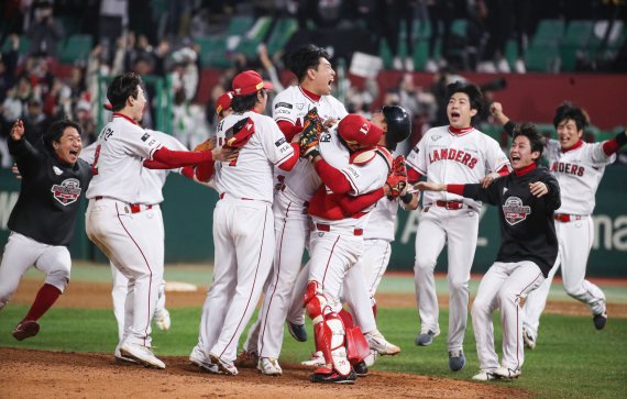 8일 인천 SSG랜더스필드에서 열린 2022 KBO 한국시리즈 6차전 키움 히어로즈와 SSG 랜더스의 경기, 4대3으로 승리해 한국시리즈에 우승한 SSG 선수들이 기뻐하고 있다. /뉴시스