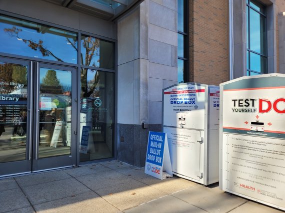 [워싱턴=뉴시스]김난영 특파원 = 8일(현지시간) 워싱턴DC 소재 한 공립도서관 외부에 설치된 투표함. imzero@newsis.com 2022.11.08.