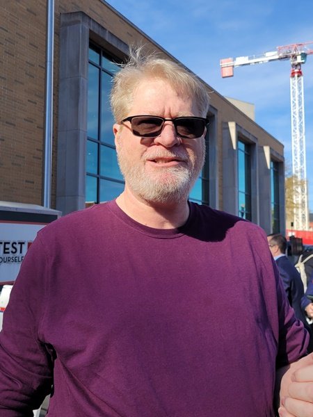 [워싱턴=뉴시스]김난영 특파원 = 미국 중간선거가 치러진 8일(현지시간) 워싱턴DC 소재 한 투표소에서 제리 와이트(56·남) 씨가 언론과 대화하고 있다. imzero@newsis.com 2022.11.08.