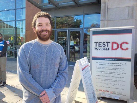 [워싱턴=뉴시스]김난영 특파원 = 민주당 지지자인 제임스(23·남) 씨가 8일(현지시간) 워싱턴DC 소재 투표소에서 투표를 마친 뒤 포즈를 취하고 있다. imzero@newsis.com 2022.11.08.