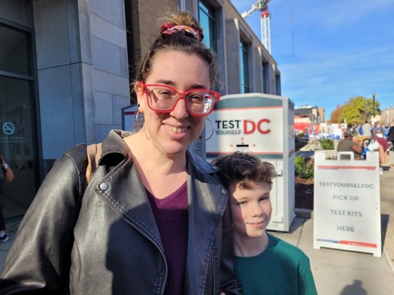 [워싱턴=뉴시스]김난영 특파원 = 민주당 지지자인 시미 롬 라이너(43·여) 씨가 8일(현지시간) 워싱턴DC 소재 투표소에서 투표 후 인터뷰하고 있다. imzero@newsis.com 2022.11.08.