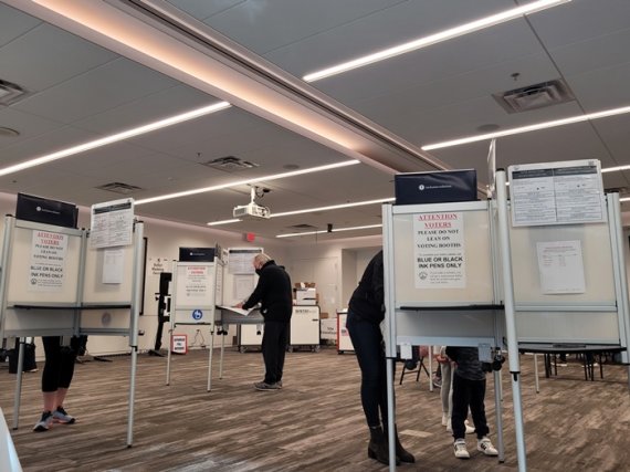 [워싱턴=뉴시스]김난영 특파원 = 8일(현지시간) 워싱턴DC 한 투표소에서 미국 시민들이 중간선거 투표권을 행사하고 있다. imzero@newsis.com