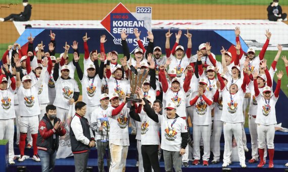 8일 오후 인천시 미추홀구 SSG 랜더스필드에서 열린 프로야구 '2022 신한은행 SOL KBO 포스트시즌' 한국시리즈 6차전 키움 히어로즈와 SSG 랜더스의 경기에서 4대3으로 승리하며 우승을 차지한 SSG 정용진 구단주 및 선수들이 우승컵을 들어올리고 있다. 2022.11.8/뉴스1 ⓒ News1 황기선 기자