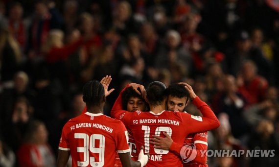 기뻐하는 바이에른 뮌헨 선수들 Bayern Munich's German midfielder Serge Gnabry (C) celebrates scoring his team's fifth goal 5:1 with his team mates during the German first division Bundesliga football match between Bayern Munich and Werder Bremen in Munich, southern Germany, on November 8, 2022. (Photo by CHRISTOF