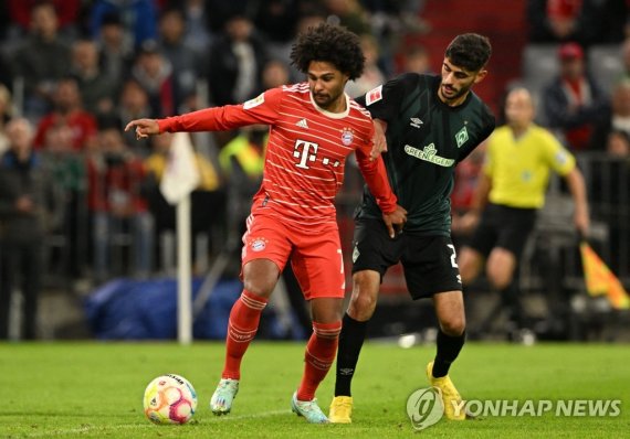 해트트릭을 폭발한 바이에른 뮌헨의 세르주 나브리(왼쪽) Bayern Munich's German midfielder Serge Gnabry (L) vies for the ball with Bremen's German forward Eren Dinkci befroe scoring his team's fifth goal 5:1 during the German first division Bundesliga football match between Bayern Munich and Werder Bremen in Munich, southern