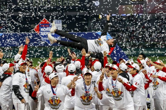 8일 인천 SSG랜더스필드에서 열린 2022 KBO 한국시리즈에서 우승을 차지한 정용진 신세계그룹 부회장이 선수들로 부터 헹가래를 받고 있다. /뉴시스