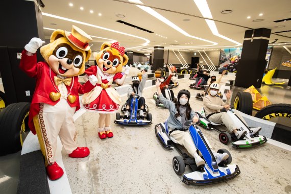 로티로리의 응원받으며 레이싱 즐기는 관람객들(롯데월드 제공)