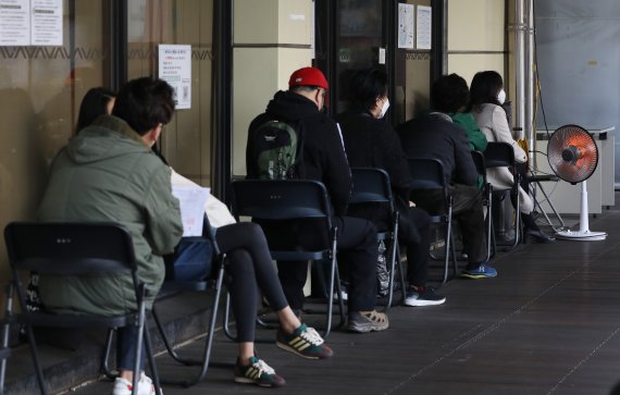 국내 코로나19 신규 확진자가 이틀 연속 6만명대를 기록한 지난 9일 서울 송파구보건소 선별진료소에서 시민들이 검사를 기다리고 있다. /뉴스1