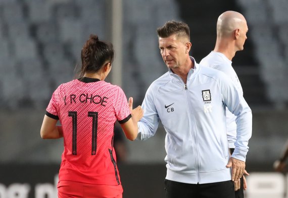 [화성=뉴시스] 고승민 기자 = 3일 경기 화성종합경기타운에서 열린 여자축구 국가대표 대한민국 대 자메이카 친선경기, 자메이카를 1대0으로 꺾은 대한민국 선수들이 콜린 벨 감독과 인사를 하고 있다. 2022.09.03. kkssmm99@newsis.com