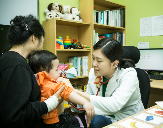 병원에서 진료 받는 입양대기아동 /사진=홀트아동복지회