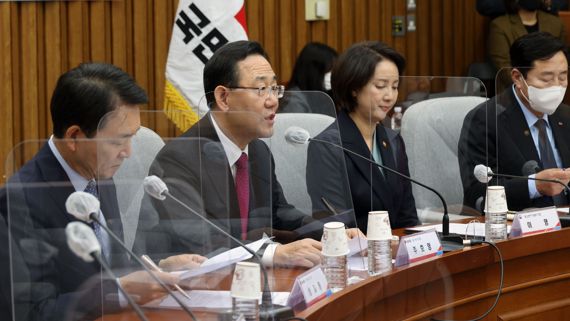 국민의힘 주호영 원내대표(왼쪽 두번째)가 9일 서울 여의도 국회에서 열린 납품단가 연동제 도입 관련 민당정협의회에서 인사말을 하고 있다. 왼쪽부터 국민의힘 성일종 정책위의장, 주호영 원내대표, 이영 중소벤처기업부 장관, 김기문 중소기업중앙회 회장. 사진=서동일 기자