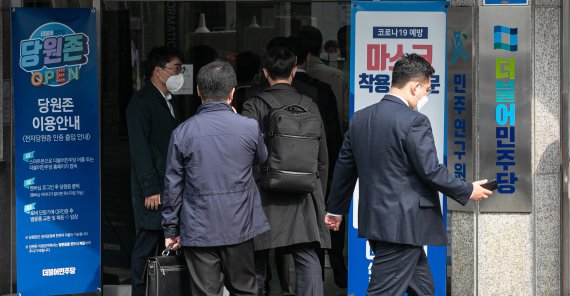 국회까지 찾은 檢..與 "수사결과가 이재명 지목" vs 野 "피의사실공표로 檢 고발"