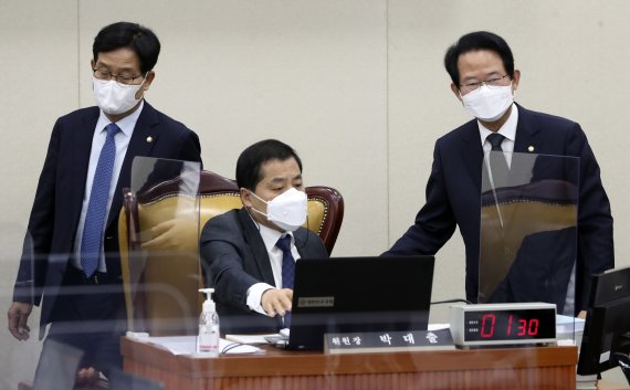 금투세·종부세 현안 수두룩한데.. 與野 기재위 '자리싸움' 혈안 개점휴업