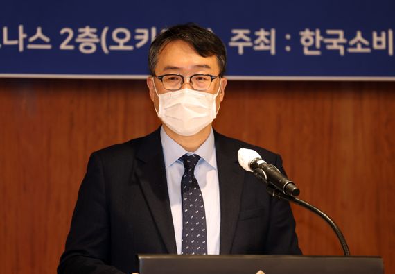 창립 20주년 기념 방문판매법 개정 심포지엄이 한국소비자법학회, 직접판매공제조합, 한국특수판매공제조합 주최로 9일 서울 강남구 인터콘티넨탈 파르나스 2층 오키드룸에서 열렸다. 이병준 한국소비자법학회 회장이 개회사를 하고 있다. 사진=김범석 기자