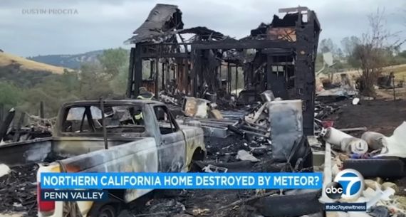 미국의 한 목장주 더스틴 프로시타의 집이 유성으로 추정되는 물체에 맞아 불타는 모습. 출처=트위터 캡처