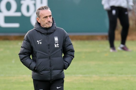 파울루 벤투 축구국가대표팀 감독이 3일 오후 경기 파주 축구대표팀 트레이닝센터(NFC)에서 선수들의 훈련을 지켜보고 있다. 카타르 월드컵을 앞둔 축구국대표팀은 오는 11일 화성종합운동장에서 아이슬란드와 마지막 평가전을 치른다. 2022.11.3/뉴스1 ⓒ News1 이광호 기자