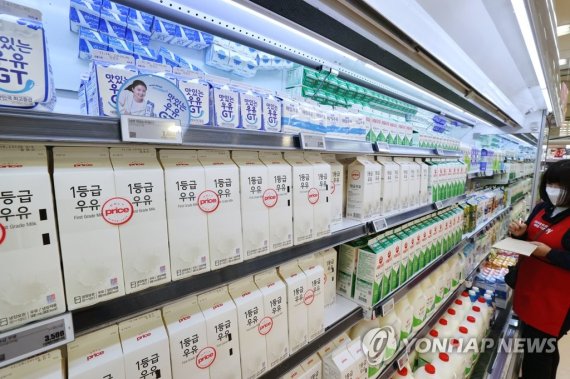 지난 6일 서울 시내 한 대형마트에 우유 매대. 연합뉴스
