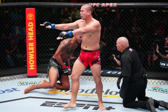 승리한 뒤 환호하는 팀원을 자제시키는 박준용(가운데) [UFC 제공. 재판매 및 DB 금지]